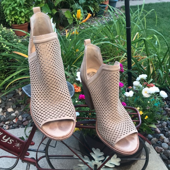 ☘️♥️Vince Camuto Kenza booties ♥️🍀 - Picture 2 of 13